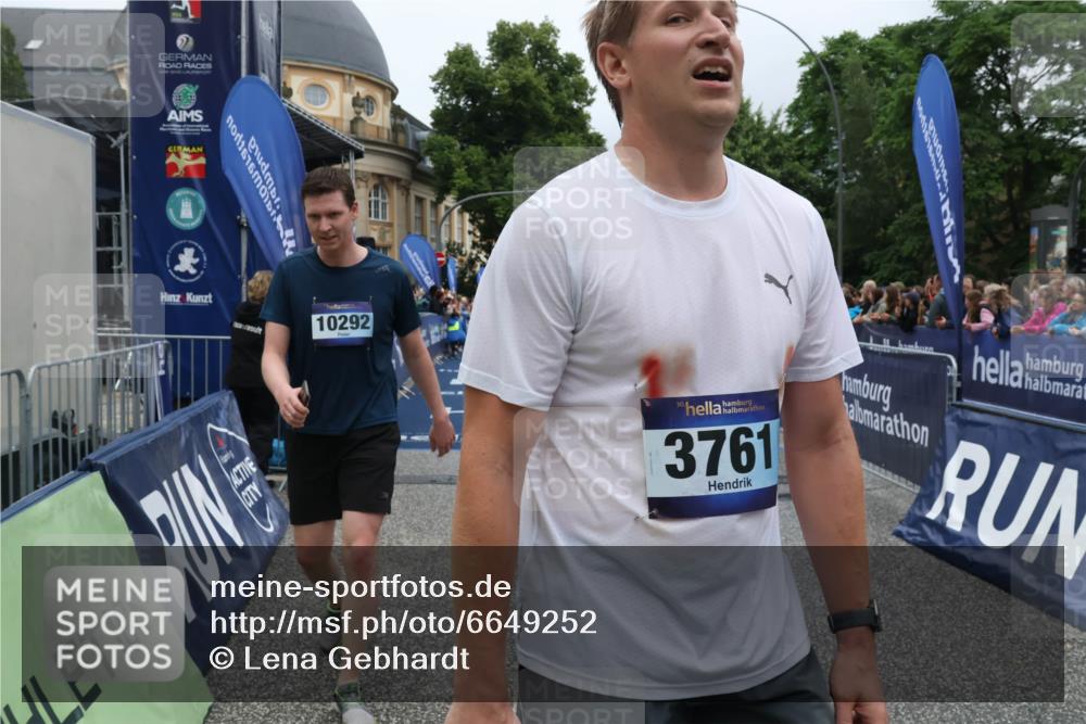 30.06.2024 - hella hamburg halbmarathon Lena Gebhardt http://msf.ph/oto/6649252 30.06.2024 10:41:00 Ziel 1777, 2286, 3761, 4789, 5849, 6702, 7598, 7923, 8068, 8172, 9952, 10292, 10405, 10556, 12314 meine-sportfotos.de