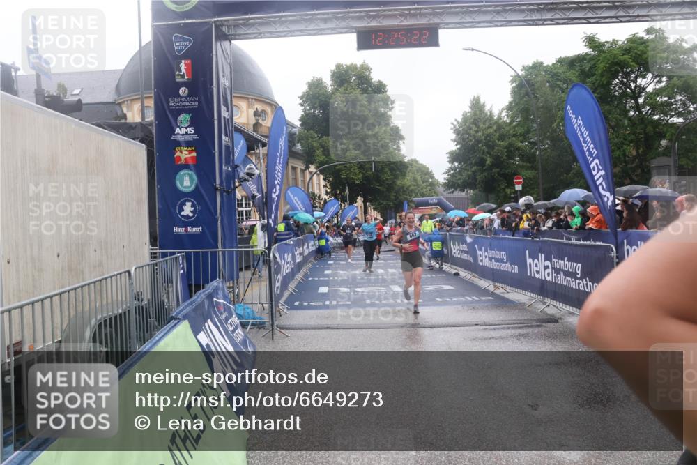 30.06.2024 - hella hamburg halbmarathon Lena Gebhardt http://msf.ph/oto/6649273 30.06.2024 12:25:20 Ziel 667, 3125, 4344, 5710, 8208, 9361, 9936, 10594, 11607 meine-sportfotos.de