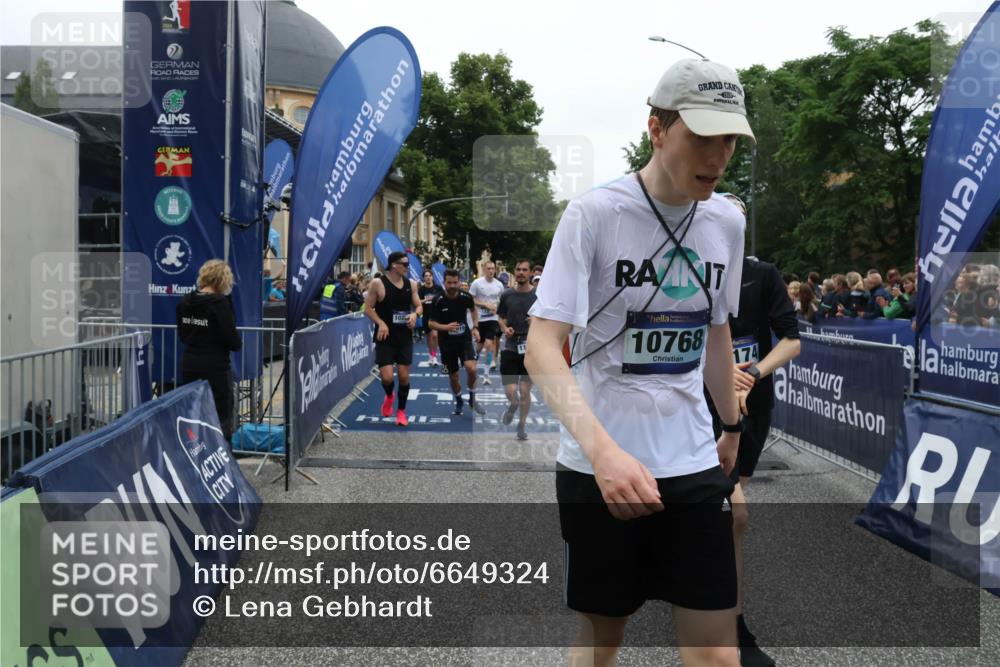 30.06.2024 - hella hamburg halbmarathon Lena Gebhardt http://msf.ph/oto/6649324 30.06.2024 11:12:02 Ziel 2817, 2947, 4353, 6414, 6972, 7174, 8234, 8336, 9366, 9414, 9892, 9996, 10283, 10768, 10963, 10970, 11431, 11919, 12040, 12377 meine-sportfotos.de