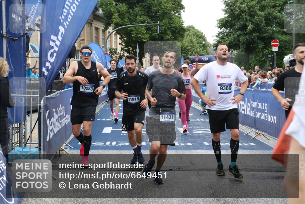 30.06.2024 - hella hamburg halbmarathon Lena Gebhardt http://msf.ph/oto/6649451 30.06.2024 11:12:03 Ziel 2817, 2947, 4353, 6972, 7174, 8234, 8336, 8912, 9366, 9414, 9892, 9996, 10283, 10768, 10963, 10970, 11431, 11919, 12040, 12227, 12377 meine-sportfotos.de