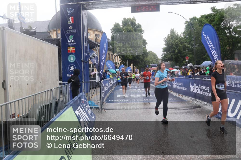 30.06.2024 - hella hamburg halbmarathon Lena Gebhardt http://msf.ph/oto/6649470 30.06.2024 12:25:24 Ziel 667, 5710, 7653, 8014, 8208, 9361, 9936, 10594 meine-sportfotos.de