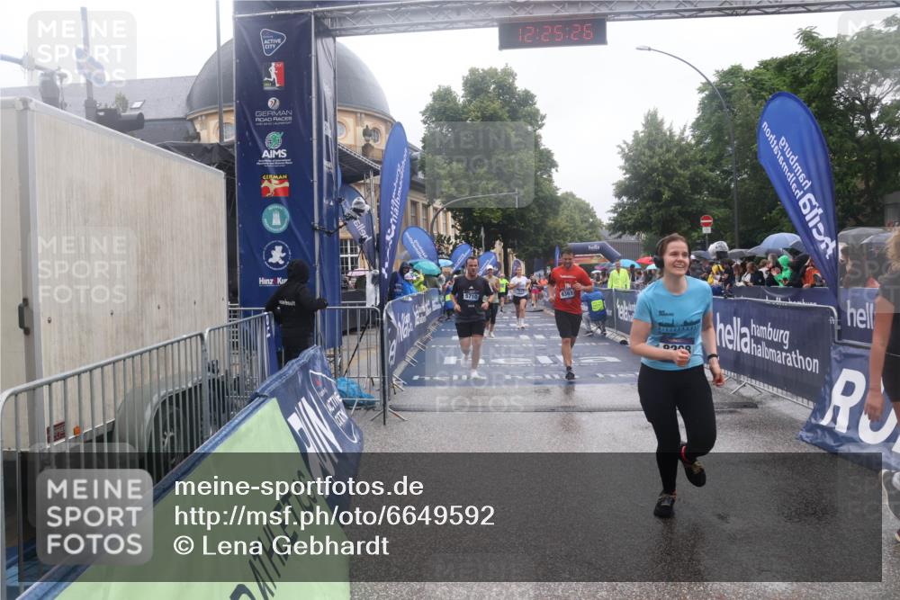 30.06.2024 - hella hamburg halbmarathon Lena Gebhardt http://msf.ph/oto/6649592 30.06.2024 12:25:25 Ziel 667, 5710, 7653, 8014, 8208, 9361, 9936, 10594 meine-sportfotos.de
