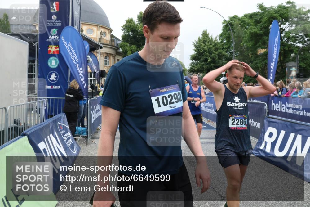 30.06.2024 - hella hamburg halbmarathon Lena Gebhardt http://msf.ph/oto/6649599 30.06.2024 10:41:02 Ziel 1777, 2286, 6702, 7923, 8172, 8871, 8994, 9952, 10292, 10405, 10556, 12314 meine-sportfotos.de