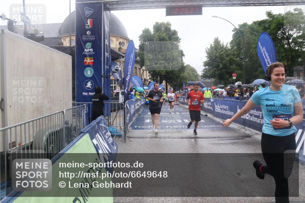 30.06.2024 - hella hamburg halbmarathon Lena Gebhardt http://msf.ph/oto/6649648 30.06.2024 12:25:26 Ziel 667, 5710, 7653, 8014, 8208, 9361, 9936, 10594 meine-sportfotos.de