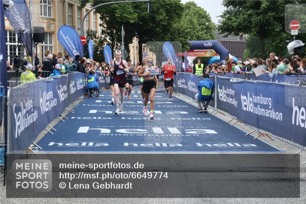 30.06.2024 - hella hamburg halbmarathon Lena Gebhardt http://msf.ph/oto/6649774 30.06.2024 10:41:03 Ziel 1777, 2286, 6702, 7923, 8172, 8871, 8994, 9952, 10292, 10405, 10556, 12314 meine-sportfotos.de
