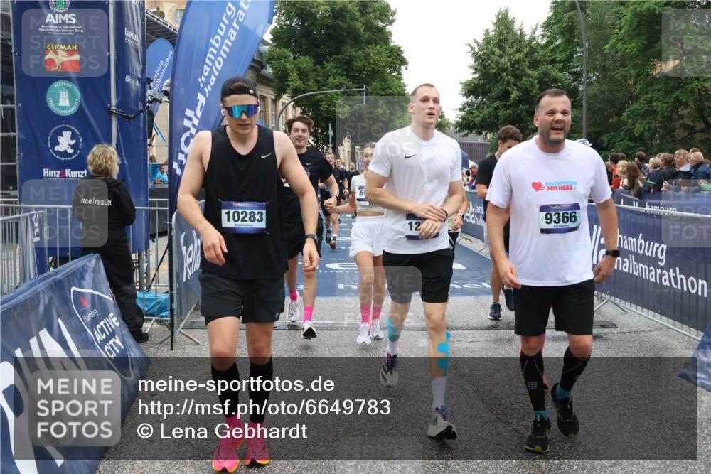 30.06.2024 - hella hamburg halbmarathon Lena Gebhardt http://msf.ph/oto/6649783 30.06.2024 11:12:05 Ziel 2644, 2947, 4353, 5136, 6972, 7174, 8234, 8336, 8912, 9366, 9414, 9996, 10283, 10722, 10768, 10963, 10970, 11431, 11919, 12040, 12227, 12377, 13403 meine-sportfotos.de