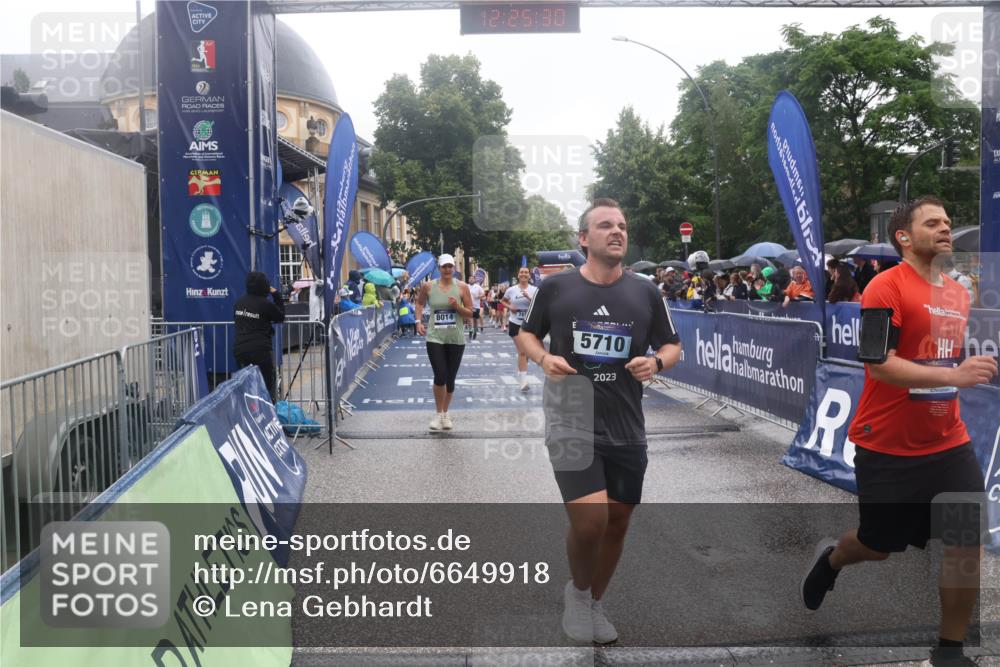 30.06.2024 - hella hamburg halbmarathon Lena Gebhardt http://msf.ph/oto/6649918 30.06.2024 12:25:28 Ziel 3672, 5710, 7353, 7653, 8014, 8208, 9337, 9361, 9936, 10077 meine-sportfotos.de