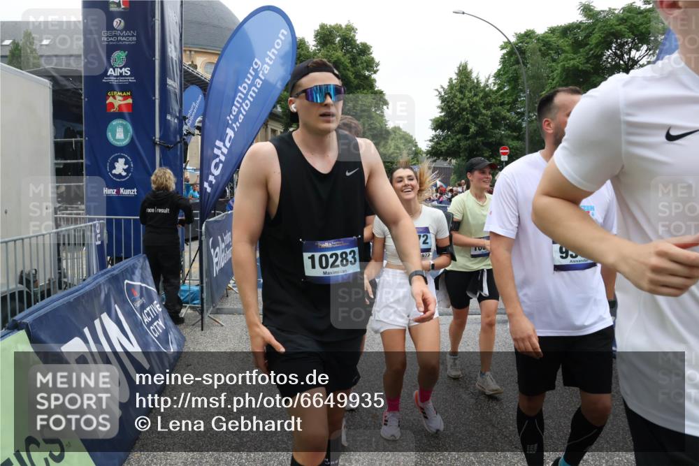 30.06.2024 - hella hamburg halbmarathon Lena Gebhardt http://msf.ph/oto/6649935 30.06.2024 11:12:06 Ziel 2644, 2947, 4146, 4353, 5136, 6972, 7174, 8234, 8336, 8912, 9366, 9414, 9996, 10283, 10722, 10963, 10970, 11431, 11919, 12040, 12227, 12377, 13403 meine-sportfotos.de