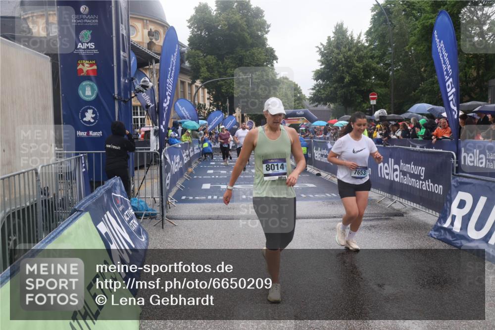 30.06.2024 - hella hamburg halbmarathon Lena Gebhardt http://msf.ph/oto/6650209 30.06.2024 12:25:30 Ziel 2860, 3672, 5710, 7353, 7653, 8014, 9337, 9361, 10077, 11193, 11624, 12146, 12147 meine-sportfotos.de