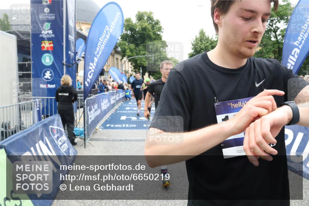 30.06.2024 - hella hamburg halbmarathon Lena Gebhardt http://msf.ph/oto/6650219 30.06.2024 11:12:08 Ziel 2644, 2947, 4146, 4353, 4506, 4683, 5136, 6972, 7685, 8234, 8700, 8912, 9366, 9996, 10283, 10298, 10722, 10777, 10963, 10970, 11431, 12040, 12227, 12377, 13403 meine-sportfotos.de