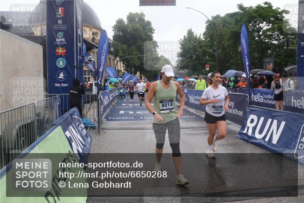 30.06.2024 - hella hamburg halbmarathon Lena Gebhardt http://msf.ph/oto/6650268 30.06.2024 12:25:31 Ziel 2860, 3672, 3934, 5710, 7353, 7653, 8014, 9337, 9361, 10077, 11193, 11624, 12146, 12147 meine-sportfotos.de