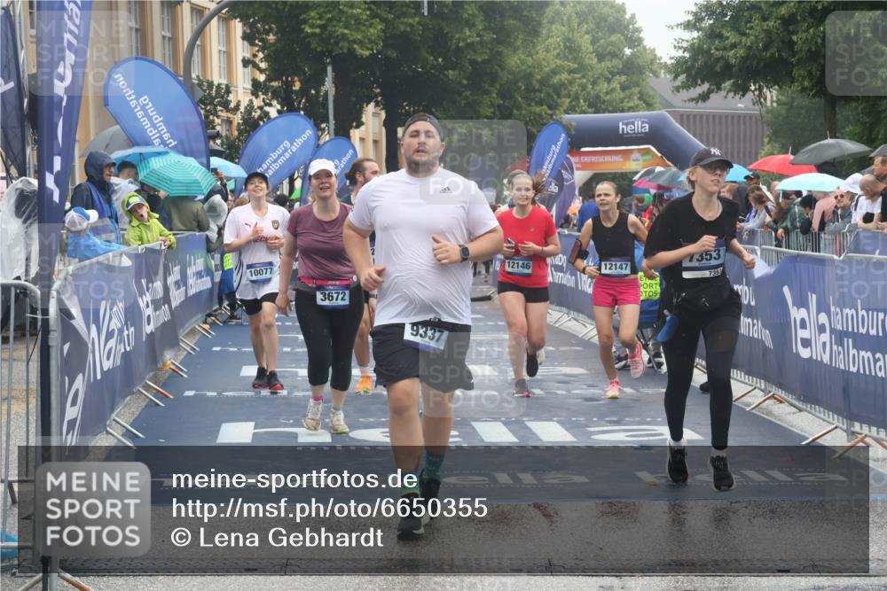 30.06.2024 - hella hamburg halbmarathon Lena Gebhardt http://msf.ph/oto/6650355 30.06.2024 12:25:33 Ziel 2860, 3672, 3934, 7353, 7653, 8014, 9337, 10077, 11193, 11624, 12146, 12147 meine-sportfotos.de