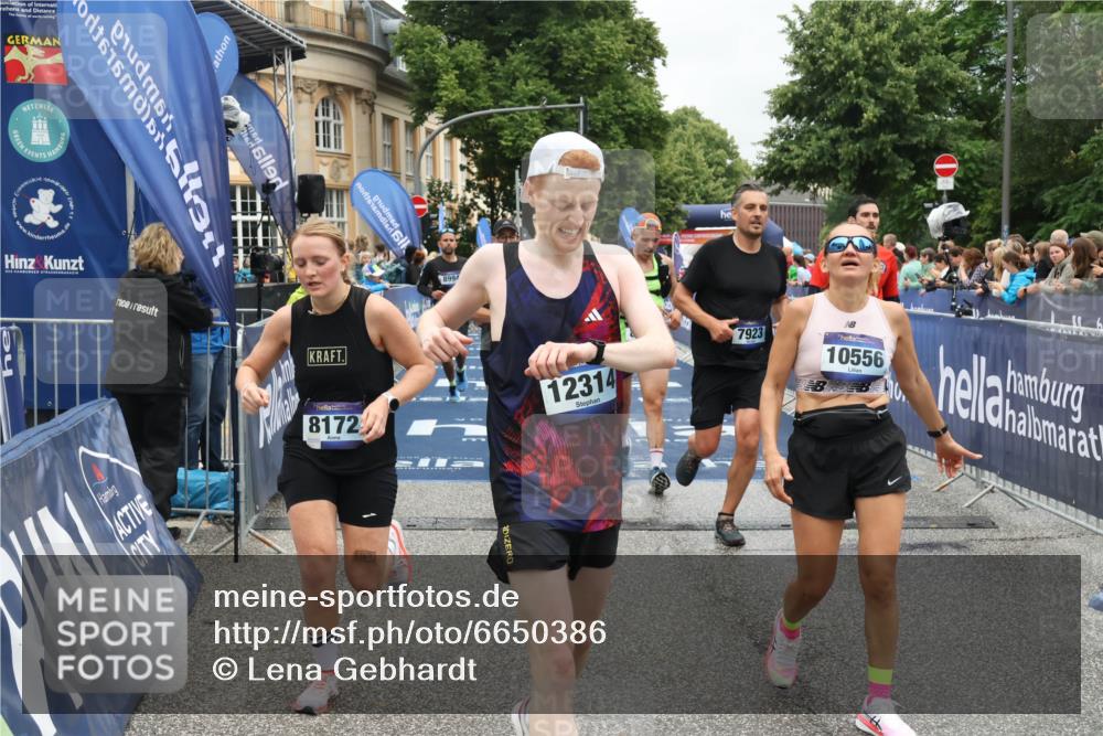 30.06.2024 - hella hamburg halbmarathon Lena Gebhardt http://msf.ph/oto/6650386 30.06.2024 10:41:07 Ziel 5767, 6651, 7923, 7989, 8172, 8871, 8994, 9952, 10405, 10556, 12027, 12314 meine-sportfotos.de