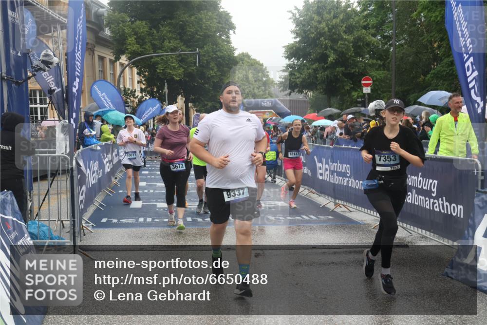 30.06.2024 - hella hamburg halbmarathon Lena Gebhardt http://msf.ph/oto/6650488 30.06.2024 12:25:34 Ziel 2860, 3672, 3934, 7353, 7653, 9337, 10077, 11193, 11624, 12146, 12147 meine-sportfotos.de