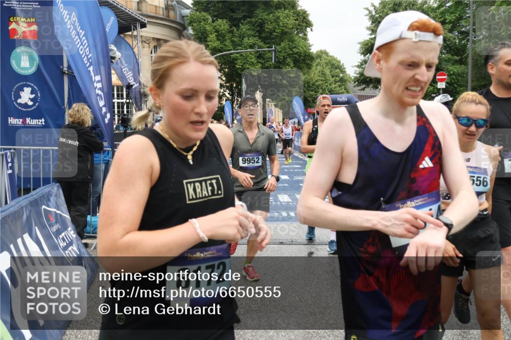 30.06.2024 - hella hamburg halbmarathon Lena Gebhardt http://msf.ph/oto/6650555 30.06.2024 10:41:08 Ziel 5767, 6651, 7923, 7989, 8172, 8871, 8994, 9952, 10405, 10556, 12027, 12314 meine-sportfotos.de