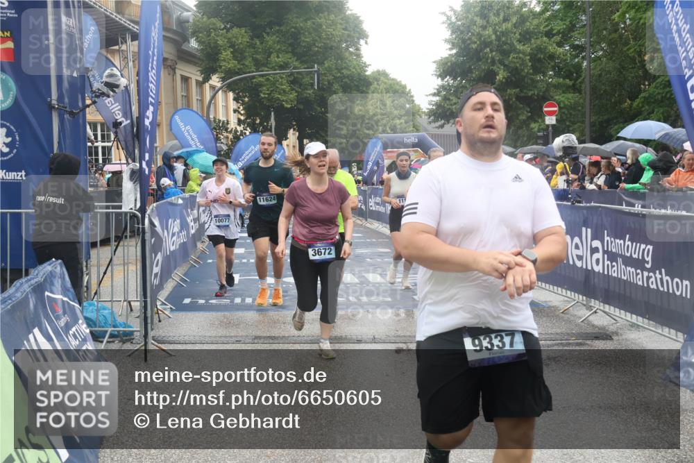 30.06.2024 - hella hamburg halbmarathon Lena Gebhardt http://msf.ph/oto/6650605 30.06.2024 12:25:35 Ziel 2860, 3672, 3934, 7353, 9337, 10077, 11193, 11624, 12146, 12147 meine-sportfotos.de