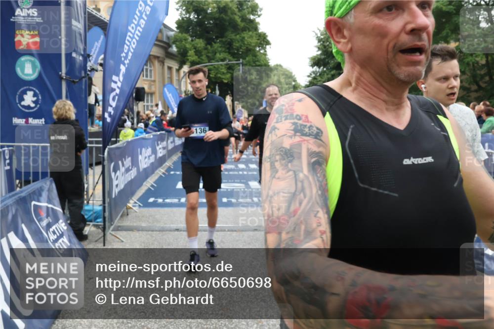 30.06.2024 - hella hamburg halbmarathon Lena Gebhardt http://msf.ph/oto/6650698 30.06.2024 11:12:11 Ziel 2644, 2947, 4146, 4506, 4683, 5136, 5372, 5373, 7685, 8234, 8700, 8912, 9765, 9906, 9996, 10298, 10722, 10777, 10963, 11356, 12195, 12227, 13290, 13403 meine-sportfotos.de