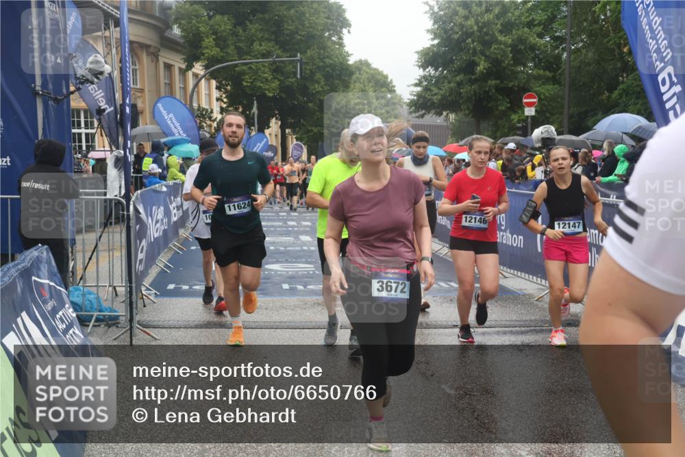 30.06.2024 - hella hamburg halbmarathon Lena Gebhardt http://msf.ph/oto/6650766 30.06.2024 12:25:36 Ziel 2860, 3672, 3934, 7353, 9337, 10077, 11193, 11624, 12146, 12147 meine-sportfotos.de