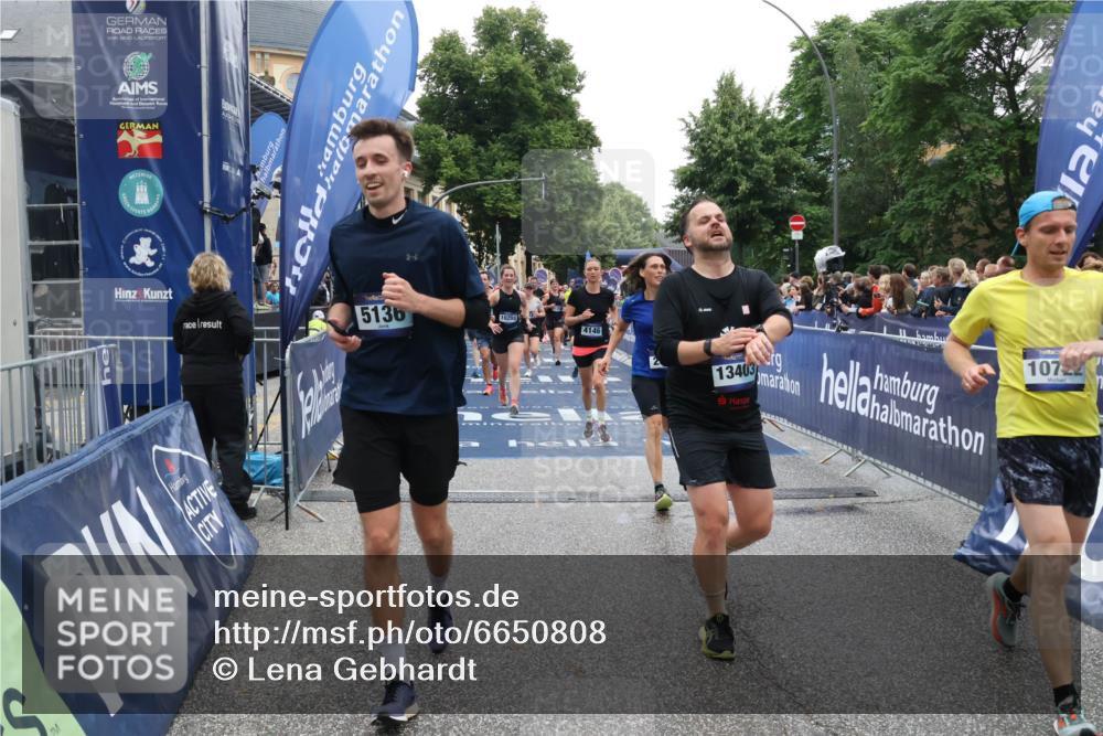30.06.2024 - hella hamburg halbmarathon Lena Gebhardt http://msf.ph/oto/6650808 30.06.2024 11:12:12 Ziel 2644, 2947, 4146, 4506, 4683, 5136, 5372, 5373, 6282, 6283, 6528, 7685, 8234, 8700, 8912, 9765, 9906, 9996, 10298, 10722, 10777, 11356, 11980, 12195, 12227, 13290, 13403 meine-sportfotos.de