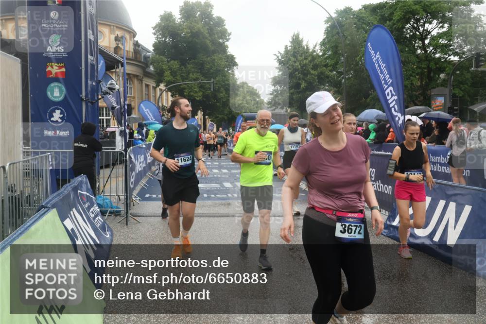 30.06.2024 - hella hamburg halbmarathon Lena Gebhardt http://msf.ph/oto/6650883 30.06.2024 12:25:37 Ziel 2860, 3672, 3688, 3689, 3934, 7353, 9337, 10077, 11193, 11624, 12146, 12147 meine-sportfotos.de