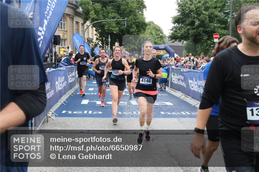 30.06.2024 - hella hamburg halbmarathon Lena Gebhardt http://msf.ph/oto/6650987 30.06.2024 11:12:13 Ziel 2644, 2947, 4146, 4506, 4683, 5136, 5372, 5373, 6282, 6283, 6528, 7685, 8234, 8700, 8912, 9765, 9906, 9996, 10009, 10298, 10722, 10777, 11356, 11980, 12195, 12227, 12323, 12552, 13290, 13403 meine-sportfotos.de