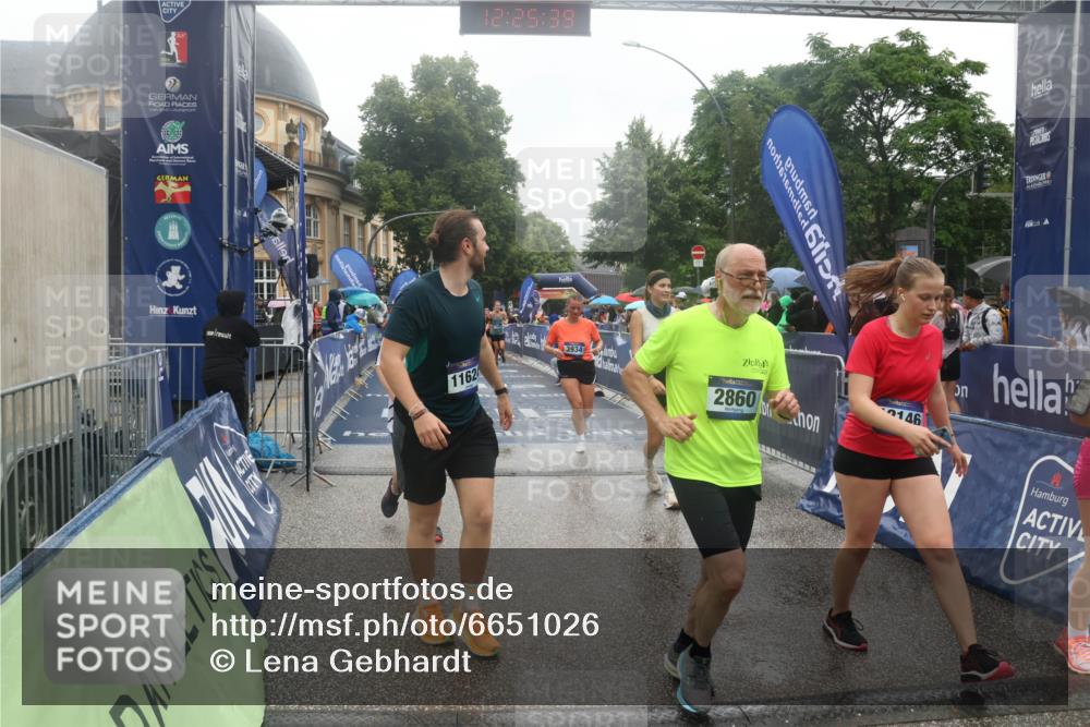 30.06.2024 - hella hamburg halbmarathon Lena Gebhardt http://msf.ph/oto/6651026 30.06.2024 12:25:38 Ziel 2860, 3672, 3688, 3689, 3934, 7353, 9337, 10077, 11193, 11624, 12146, 12147 meine-sportfotos.de
