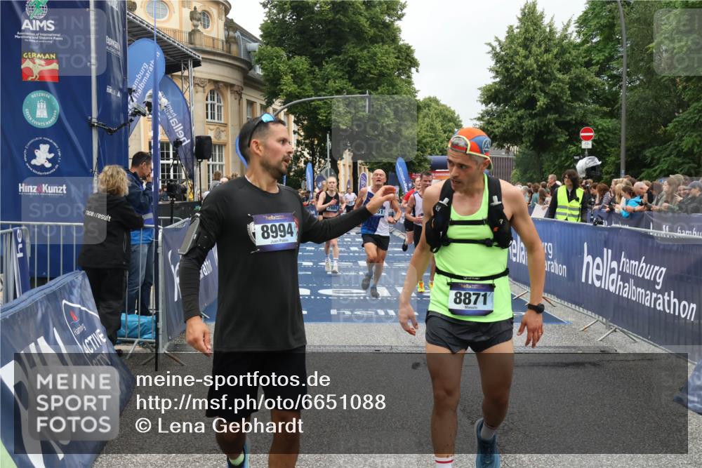 30.06.2024 - hella hamburg halbmarathon Lena Gebhardt http://msf.ph/oto/6651088 30.06.2024 10:41:11 Ziel 5767, 6651, 7923, 7989, 8172, 8871, 8994, 9952, 10405, 11401, 12027 meine-sportfotos.de