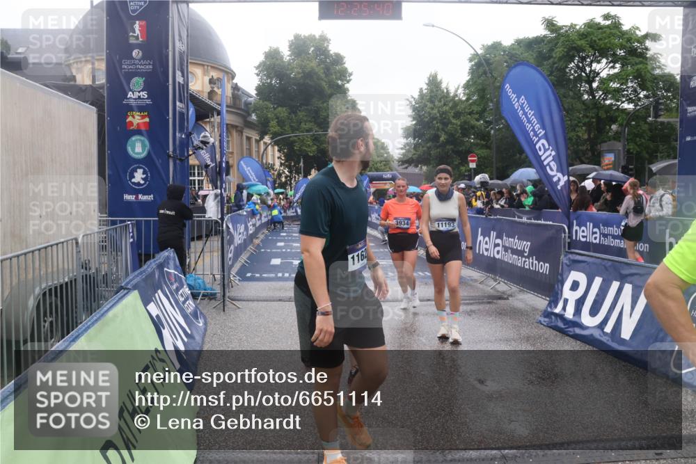 30.06.2024 - hella hamburg halbmarathon Lena Gebhardt http://msf.ph/oto/6651114 30.06.2024 12:25:39 Ziel 2860, 3672, 3688, 3689, 3934, 7353, 9337, 10077, 11193, 11624, 11728, 11733, 12146, 12147 meine-sportfotos.de