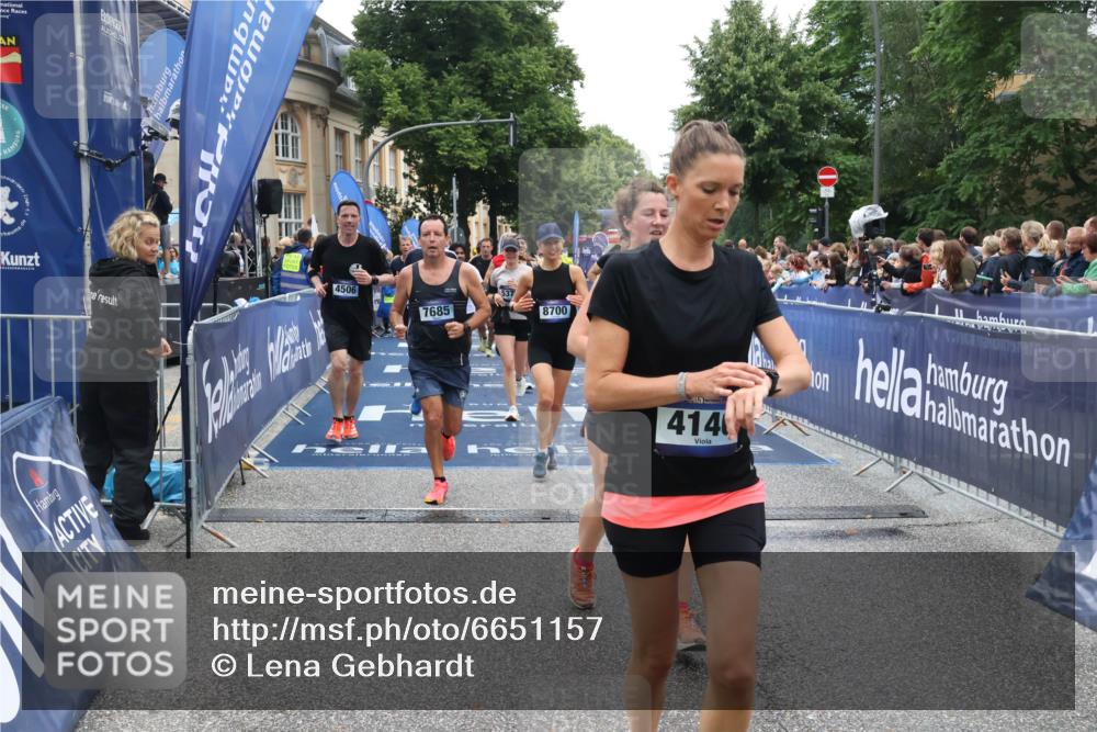 30.06.2024 - hella hamburg halbmarathon Lena Gebhardt http://msf.ph/oto/6651157 30.06.2024 11:12:14 Ziel 2644, 2947, 4146, 4506, 4683, 5136, 5182, 5372, 5373, 6282, 6283, 6528, 7685, 7695, 8700, 8912, 9765, 9906, 10009, 10298, 10722, 10777, 11356, 11980, 12195, 12227, 12323, 12552, 13290, 13403 meine-sportfotos.de