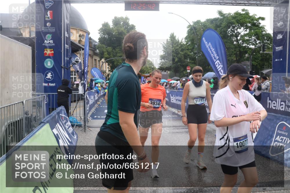 30.06.2024 - hella hamburg halbmarathon Lena Gebhardt http://msf.ph/oto/6651217 30.06.2024 12:25:41 Ziel 2706, 2860, 3343, 3345, 3688, 3689, 3806, 3934, 4582, 4641, 4642, 11193, 11624, 11728, 11733, 12146, 12147, 12285 meine-sportfotos.de