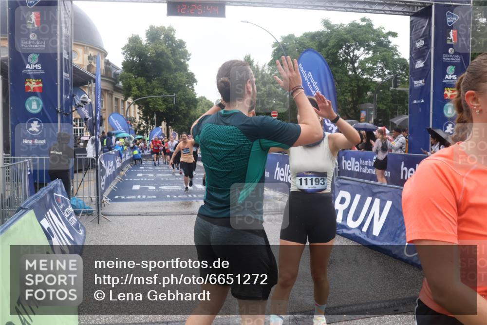 30.06.2024 - hella hamburg halbmarathon Lena Gebhardt http://msf.ph/oto/6651272 30.06.2024 12:25:42 Ziel 2706, 3343, 3345, 3688, 3689, 3806, 3934, 4582, 4641, 4642, 7397, 11193, 11728, 11733, 12285 meine-sportfotos.de