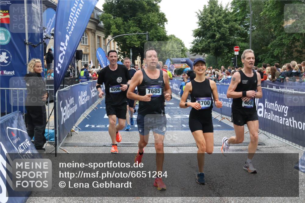 30.06.2024 - hella hamburg halbmarathon Lena Gebhardt http://msf.ph/oto/6651284 30.06.2024 11:12:15 Ziel 1509, 2644, 4146, 4506, 4683, 5136, 5182, 5372, 5373, 6282, 6283, 6528, 7685, 7695, 8700, 8912, 9765, 9906, 10009, 10298, 10722, 10777, 11228, 11356, 11980, 12195, 12227, 12323, 12552, 13290, 13403 meine-sportfotos.de