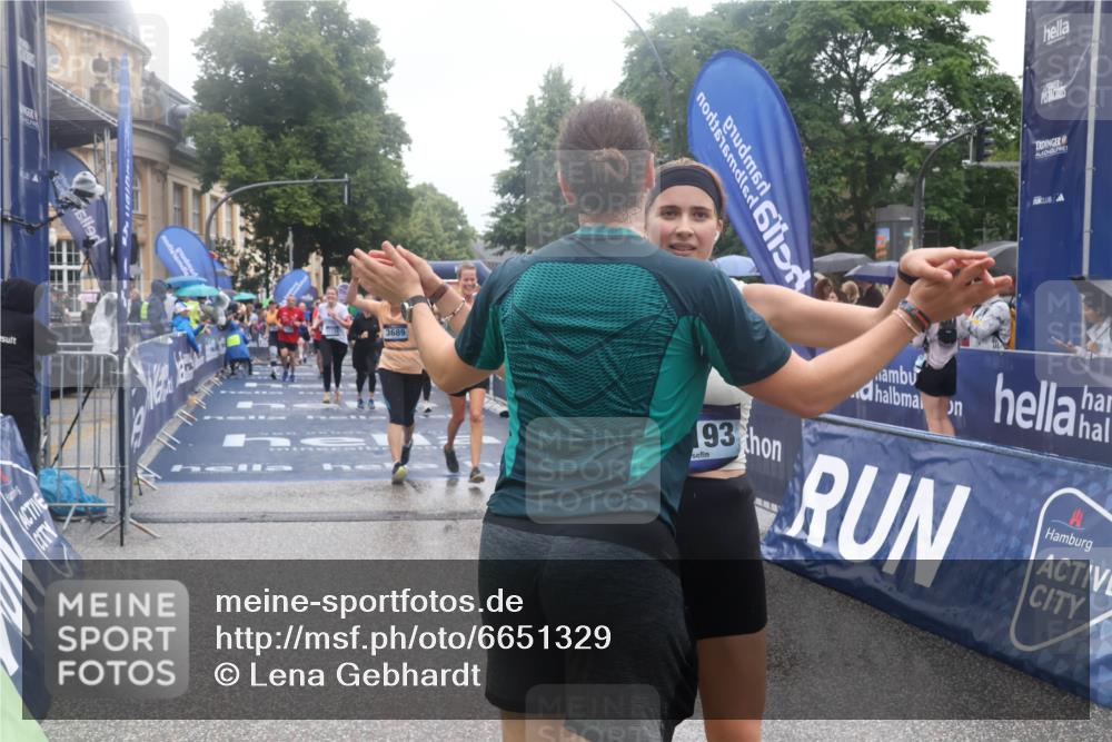 30.06.2024 - hella hamburg halbmarathon Lena Gebhardt http://msf.ph/oto/6651329 30.06.2024 12:25:43 Ziel 2706, 3343, 3345, 3688, 3689, 3806, 3934, 4582, 4641, 4642, 6587, 7397, 8062, 11728, 11733, 12285 meine-sportfotos.de