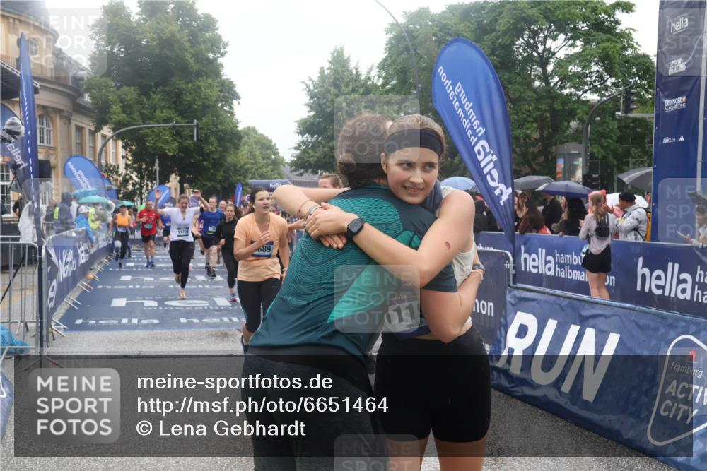30.06.2024 - hella hamburg halbmarathon Lena Gebhardt http://msf.ph/oto/6651464 30.06.2024 12:25:44 Ziel 2706, 3343, 3345, 3688, 3689, 3806, 4582, 4641, 4642, 6587, 7397, 7757, 8062, 11728, 11733, 12285 meine-sportfotos.de