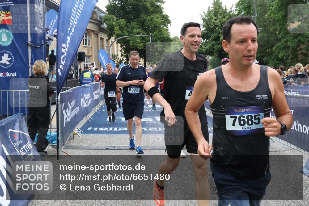 30.06.2024 - hella hamburg halbmarathon Lena Gebhardt http://msf.ph/oto/6651480 30.06.2024 11:12:16 Ziel 1509, 2644, 4146, 4506, 4683, 5136, 5182, 5372, 5373, 5657, 5658, 6282, 6283, 6528, 7685, 7695, 8700, 9765, 9906, 10009, 10298, 10722, 10777, 11228, 11356, 11980, 12195, 12323, 12552, 13290, 13403 meine-sportfotos.de