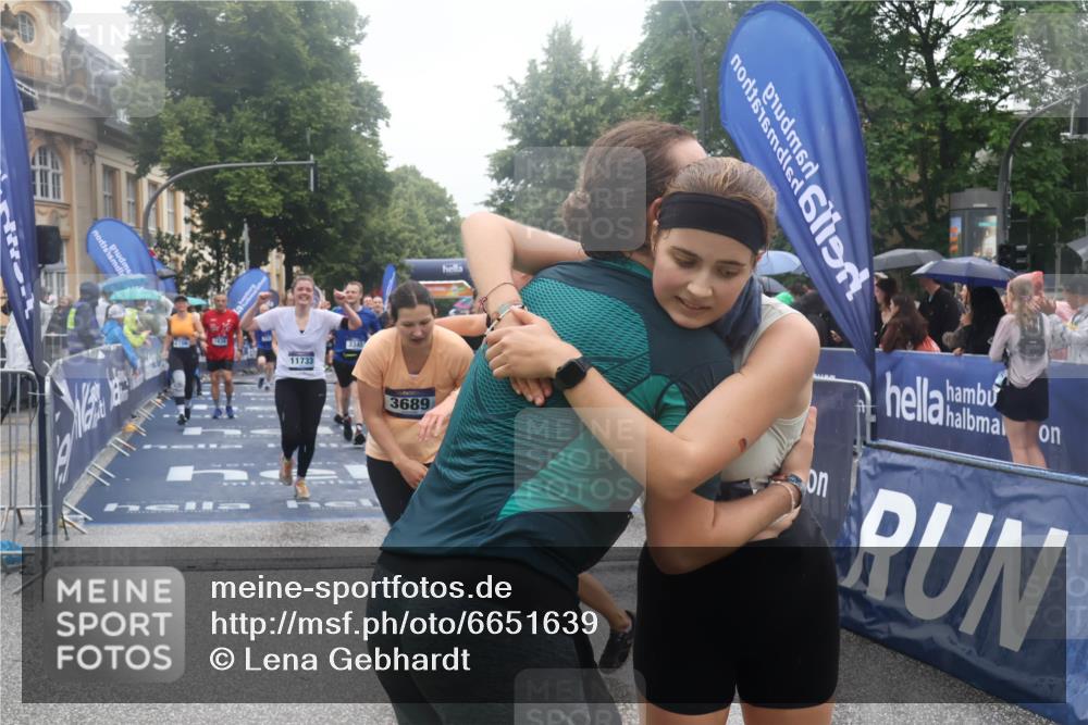 30.06.2024 - hella hamburg halbmarathon Lena Gebhardt http://msf.ph/oto/6651639 30.06.2024 12:25:45 Ziel 1939, 2706, 3343, 3345, 3688, 3689, 3806, 4582, 4641, 4642, 6587, 7397, 7757, 8062, 11728, 11733, 12285 meine-sportfotos.de