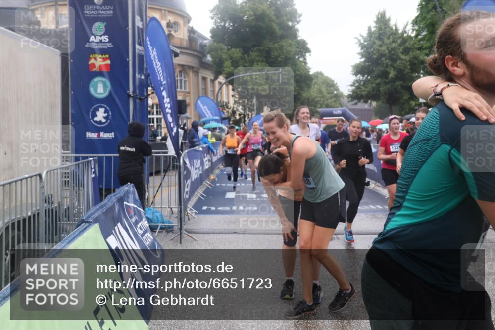 30.06.2024 - hella hamburg halbmarathon Lena Gebhardt http://msf.ph/oto/6651723 30.06.2024 12:25:46 Ziel 1939, 2706, 3343, 3345, 3688, 3689, 3806, 4582, 4641, 4642, 6587, 7397, 7443, 7757, 8062, 11728, 11733, 12285 meine-sportfotos.de