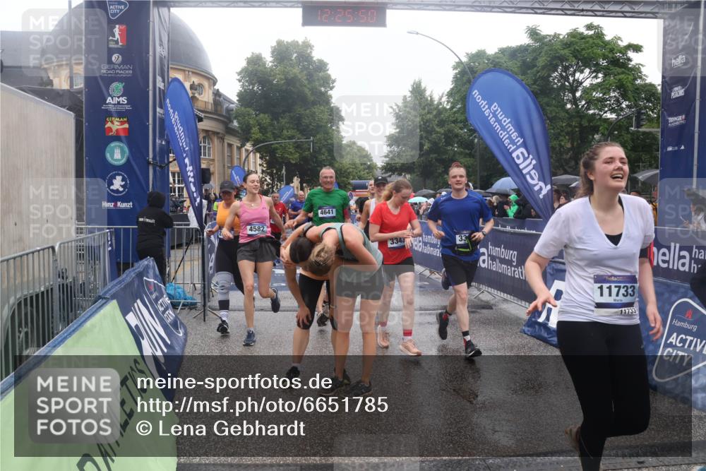 30.06.2024 - hella hamburg halbmarathon Lena Gebhardt http://msf.ph/oto/6651785 30.06.2024 12:25:48 Ziel 1939, 2706, 3343, 3345, 3688, 3689, 3806, 4582, 4641, 4642, 6587, 7397, 7443, 7757, 8062, 11728, 11733, 12285 meine-sportfotos.de