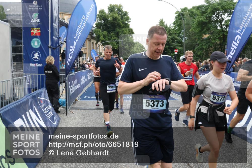 30.06.2024 - hella hamburg halbmarathon Lena Gebhardt http://msf.ph/oto/6651819 30.06.2024 11:12:18 Ziel 1509, 4146, 4506, 4683, 5182, 5372, 5373, 5657, 5658, 6050, 6282, 6283, 6528, 6573, 7685, 7695, 8700, 9765, 9814, 9906, 10009, 10298, 10777, 11228, 11356, 11980, 12195, 12323, 12552, 13290 meine-sportfotos.de