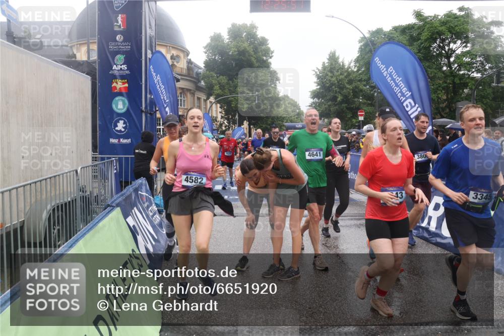 30.06.2024 - hella hamburg halbmarathon Lena Gebhardt http://msf.ph/oto/6651920 30.06.2024 12:25:49 Ziel 1939, 2706, 3343, 3345, 3688, 3689, 3806, 4582, 4641, 4642, 6587, 7397, 7443, 7757, 8062, 11728, 11733, 12285 meine-sportfotos.de
