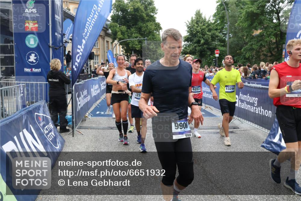 30.06.2024 - hella hamburg halbmarathon Lena Gebhardt http://msf.ph/oto/6651932 30.06.2024 11:12:19 Ziel 1509, 4506, 4683, 5182, 5372, 5373, 5657, 5658, 6050, 6282, 6283, 6528, 6573, 7685, 7695, 8700, 9304, 9765, 9814, 9906, 10009, 10298, 10777, 11196, 11228, 11356, 11980, 12195, 12323, 12552, 13290 meine-sportfotos.de