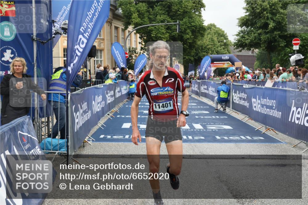 30.06.2024 - hella hamburg halbmarathon Lena Gebhardt http://msf.ph/oto/6652020 30.06.2024 10:41:17 Ziel 971, 5767, 6651, 7989, 9642, 11401, 12027, 12119 meine-sportfotos.de