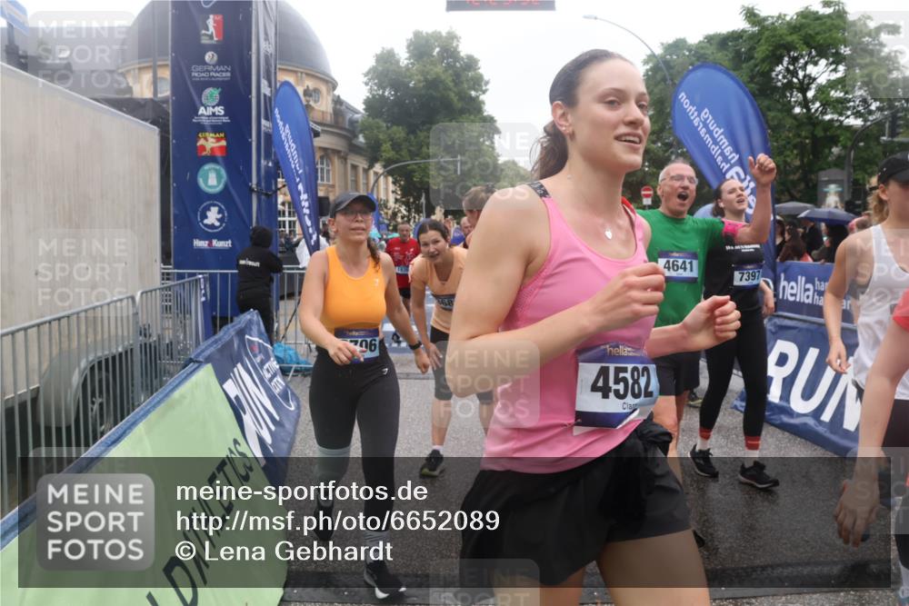 30.06.2024 - hella hamburg halbmarathon Lena Gebhardt http://msf.ph/oto/6652089 30.06.2024 12:25:50 Ziel 1118, 1939, 2706, 3343, 3345, 3806, 4582, 4641, 4642, 6587, 7397, 7443, 7757, 8062, 11728, 11733, 12285 meine-sportfotos.de