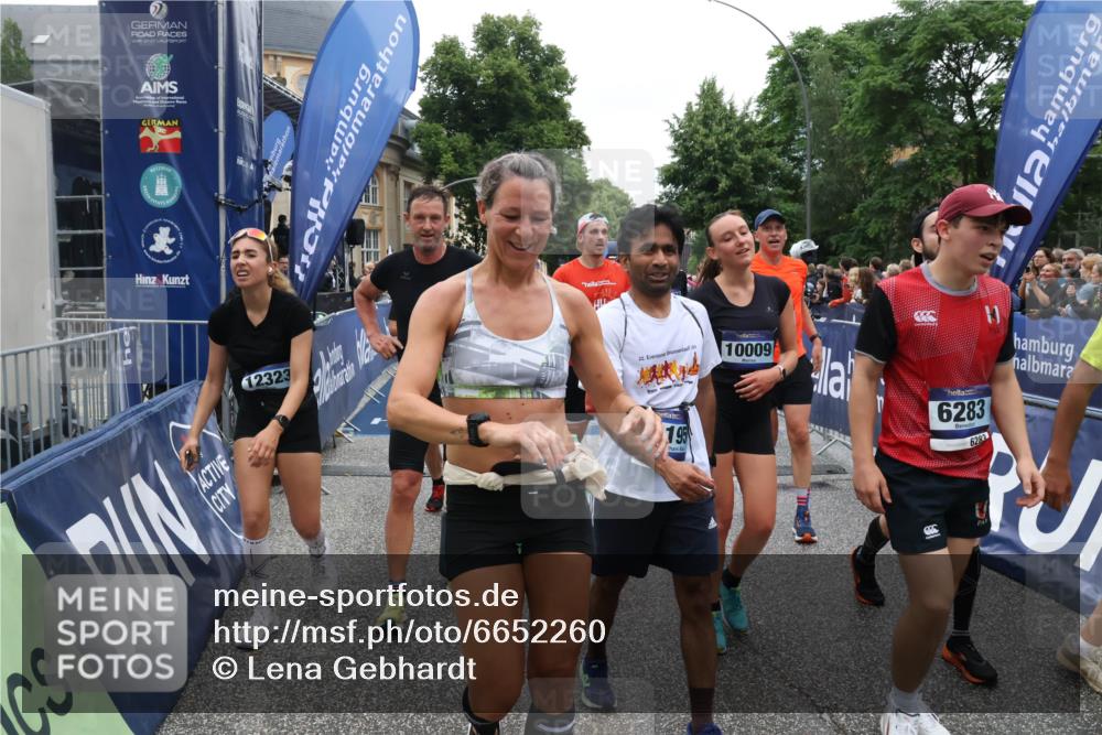 30.06.2024 - hella hamburg halbmarathon Lena Gebhardt http://msf.ph/oto/6652260 30.06.2024 11:12:21 Ziel 1509, 2461, 4394, 5182, 5372, 5373, 5657, 5658, 6050, 6282, 6283, 6528, 6573, 7379, 7695, 9304, 9765, 9814, 9906, 10009, 11196, 11228, 11356, 11980, 12195, 12323, 12475, 12552, 13290 meine-sportfotos.de