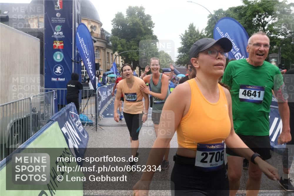 30.06.2024 - hella hamburg halbmarathon Lena Gebhardt http://msf.ph/oto/6652334 30.06.2024 12:25:51 Ziel 705, 706, 1118, 1939, 2553, 2706, 3343, 3345, 3806, 4582, 4641, 4642, 6587, 7397, 7443, 7757, 8056, 8062, 11728, 11733, 12285 meine-sportfotos.de