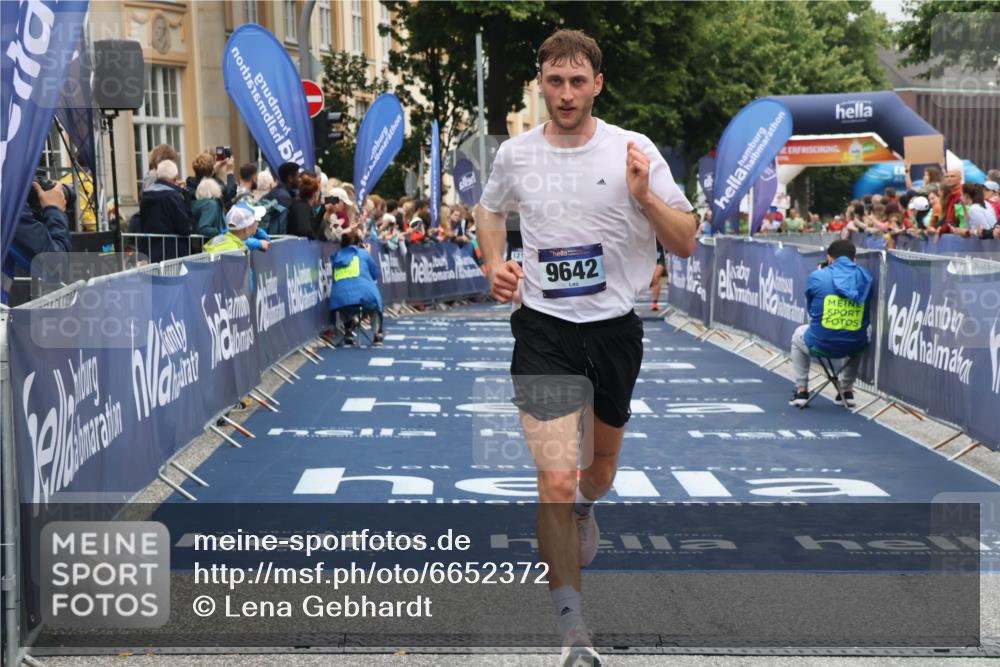 30.06.2024 - hella hamburg halbmarathon Lena Gebhardt http://msf.ph/oto/6652372 30.06.2024 10:41:19 Ziel 971, 9282, 9642, 9989, 10238, 10249, 11401, 12119 meine-sportfotos.de