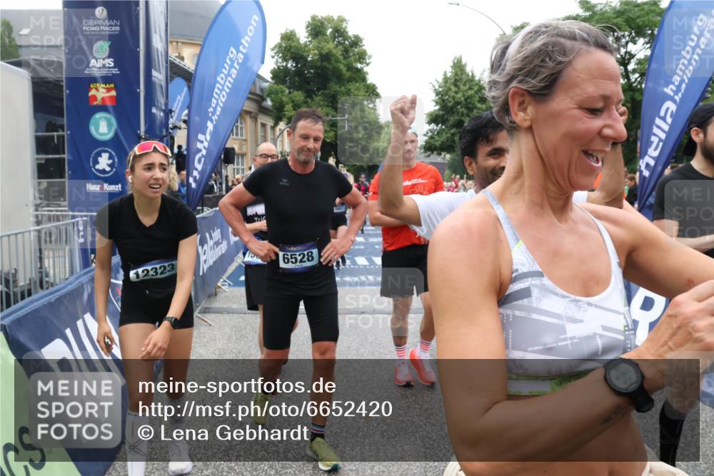 30.06.2024 - hella hamburg halbmarathon Lena Gebhardt http://msf.ph/oto/6652420 30.06.2024 11:12:22 Ziel 1509, 2461, 4394, 5182, 5657, 5658, 6050, 6282, 6283, 6528, 6573, 7379, 7695, 9304, 9765, 9814, 9868, 9906, 10009, 11196, 11228, 11356, 11980, 12195, 12323, 12475, 12552, 13290 meine-sportfotos.de