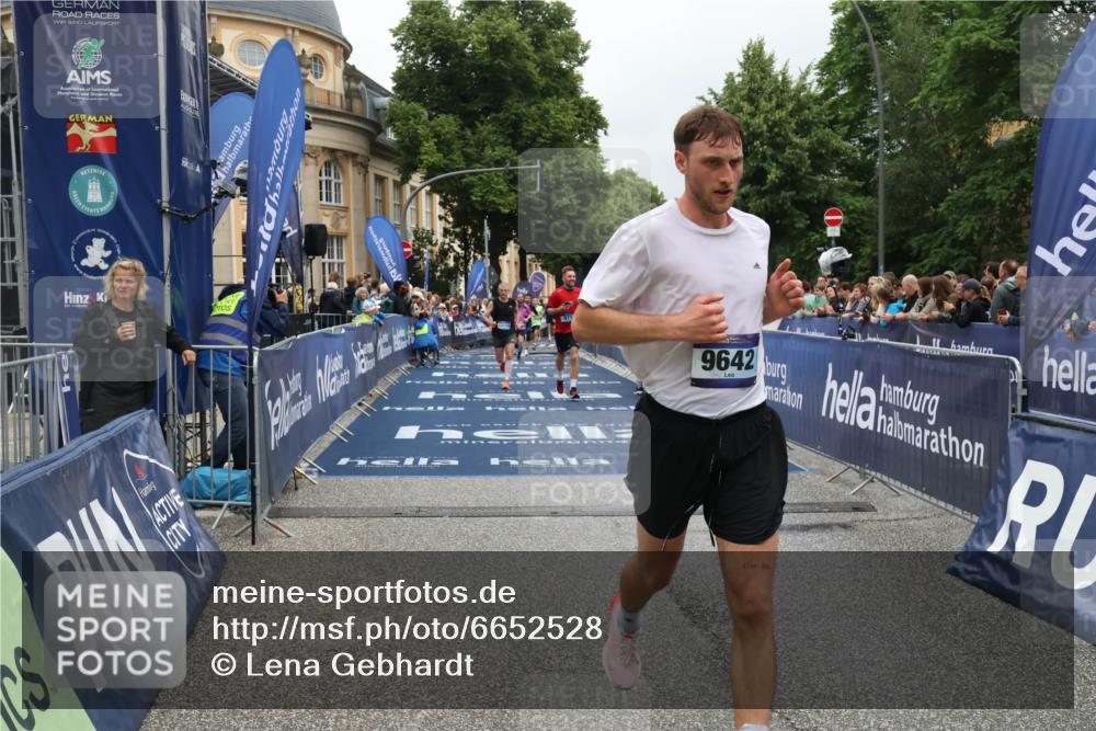 30.06.2024 - hella hamburg halbmarathon Lena Gebhardt http://msf.ph/oto/6652528 30.06.2024 10:41:20 Ziel 971, 9282, 9642, 9989, 10238, 10249, 11401, 12119 meine-sportfotos.de