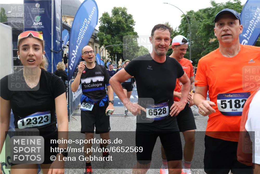 30.06.2024 - hella hamburg halbmarathon Lena Gebhardt http://msf.ph/oto/6652569 30.06.2024 11:12:23 Ziel 1509, 2461, 4394, 5182, 5657, 5658, 6050, 6282, 6283, 6528, 6573, 7379, 7695, 9304, 9765, 9814, 9868, 9906, 10009, 10032, 11196, 11228, 11980, 12195, 12323, 12475, 12552 meine-sportfotos.de