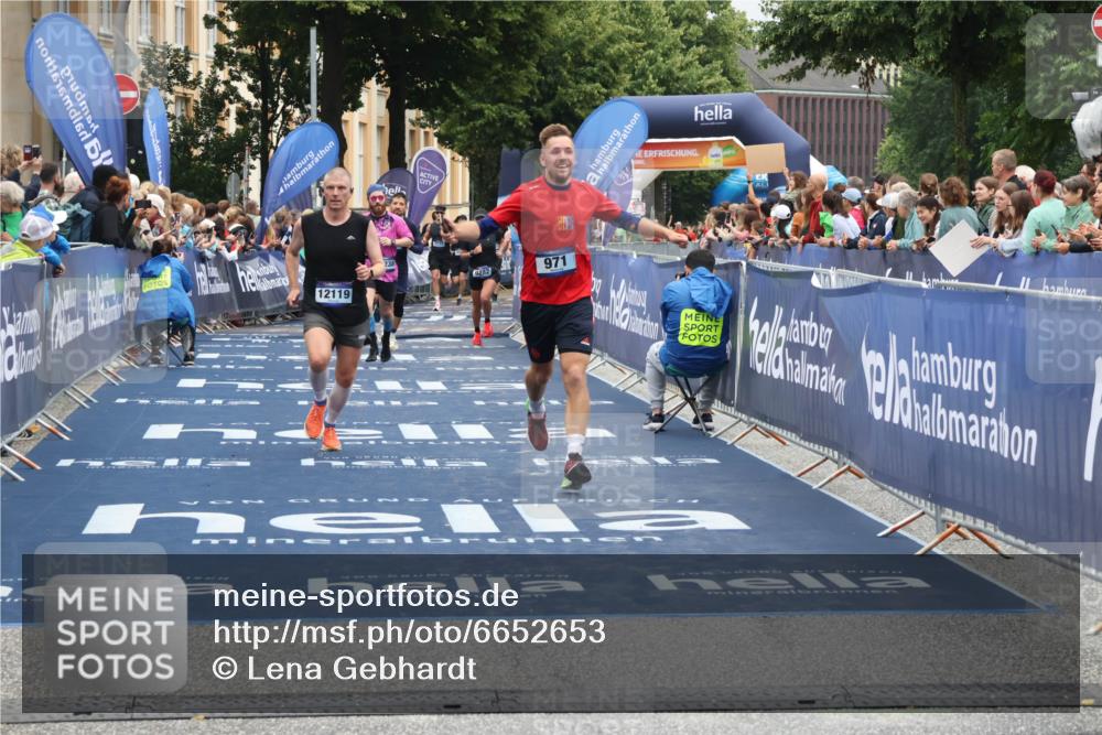 30.06.2024 - hella hamburg halbmarathon Lena Gebhardt http://msf.ph/oto/6652653 30.06.2024 10:41:21 Ziel 971, 9282, 9642, 9989, 10238, 10249, 11401, 12119 meine-sportfotos.de